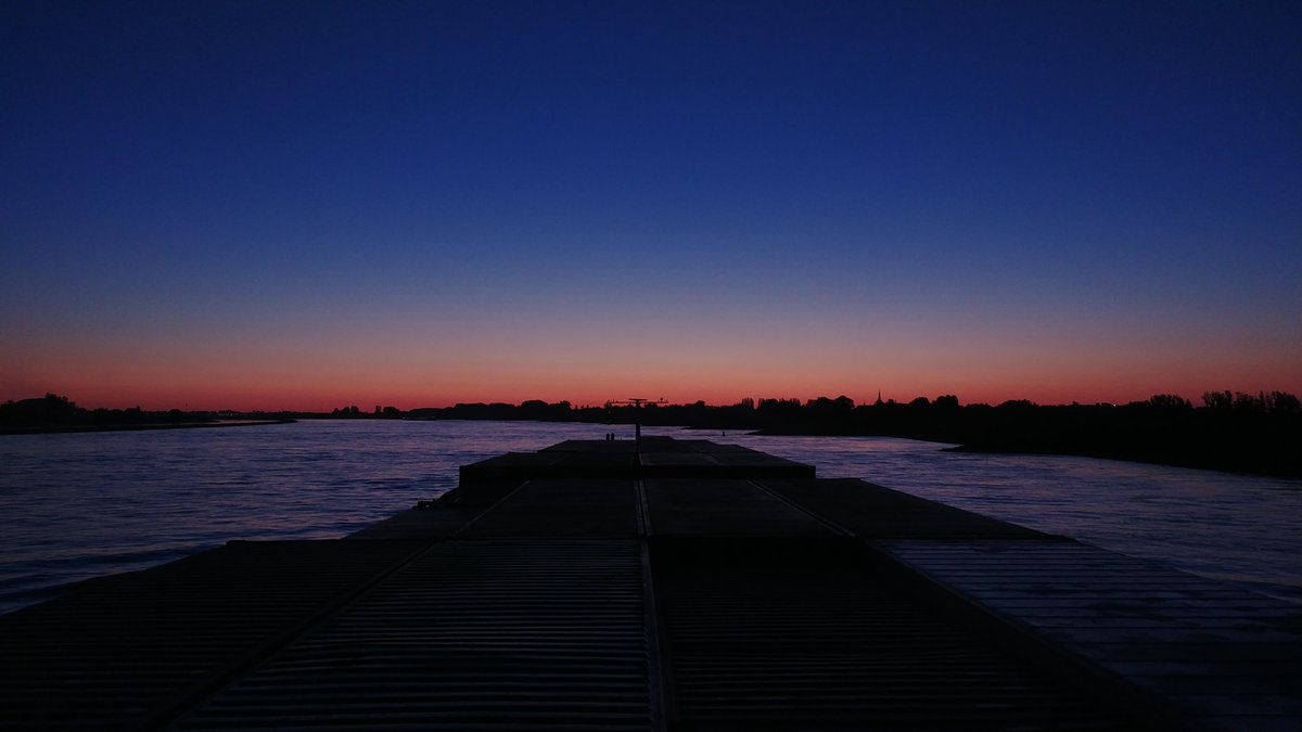 johan_klos's tweet photo. Goedemorgen gewoon weer geniet vanaf het water #dageraad voor #zonsopkomst bij #StAndries #binnenvaart @omroepgeld @niekehoitink #weerfoto en dan ook nog een vrij heldere #vallendester gezien ๐๐๐๐ https://t.co/HrxZWGcNE5