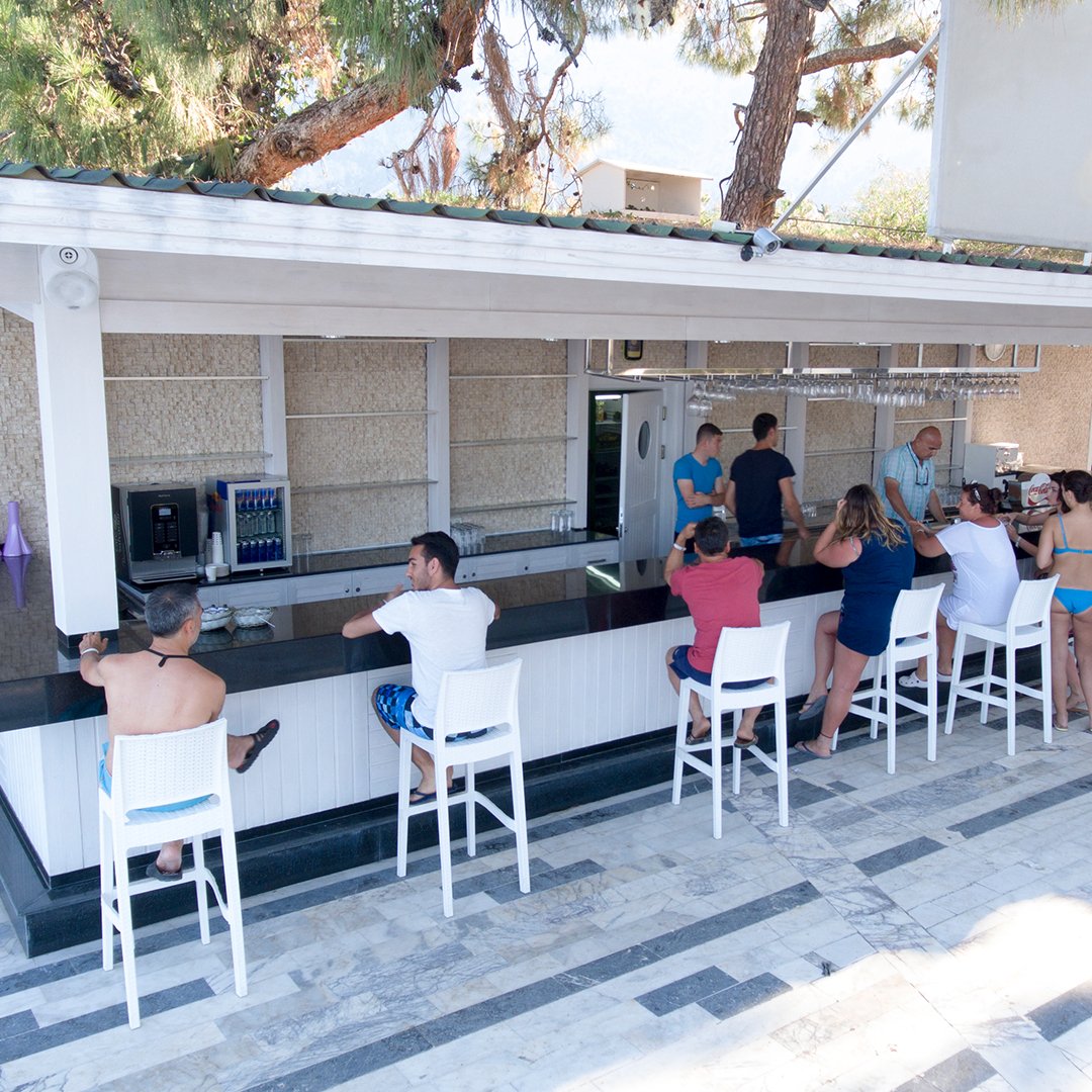 Denizden çıkıp en sevdiğiniz kokteyli yudumlayarak serinlemek sadece hayal olarak kalmasın 🍹 #SelcukhanHotel #VisitAntalya #HolidayinAntalya #Hotel #Holiday #Vacation #Tatil #Urlaub #Отель #Sea #Beach #Luxury #отпуск #бассейн #Кемер #Kemer #Anta