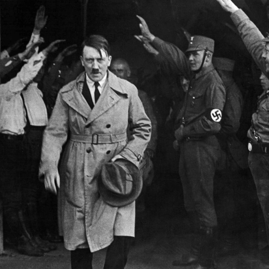 [Thread] Hitler & Trump: A reasonable, nuanced comparison.I've been wanting to do this for a while, so let's look at their leadership/managerial styles in a rational way because there is a lot structurally the same. (Not saying Trump is genocidal or this is the  #Holocaust.)