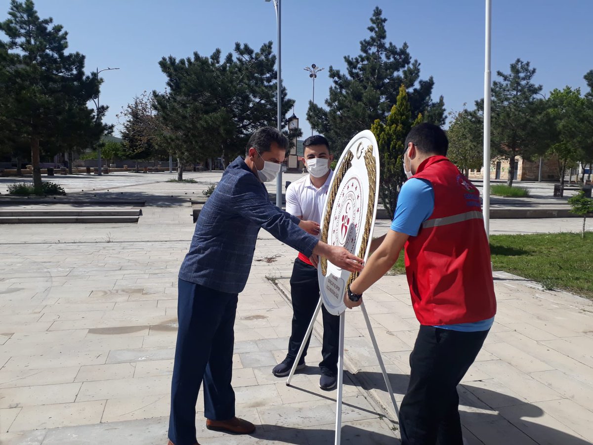 Acigol_GHSIM's tweet photo. 19 Mayıs Atatürk’ü Anma, Gençlik ve Spor Bayramı kutlamaları kapsamında 15-21 Mayıs Gençlik Haftası açılışı İlçe Müdürümüz Murat ÇAKAR'ın Atatürk Anıtına çelenk sunumu ile başladı.
@kasapoglu @mehbaykan @hamzayerlikaya @ihsanselimb @Nevsehir_GHSIM @Muhsinozdemir50 https://t.co/TkLkOdiXRJ