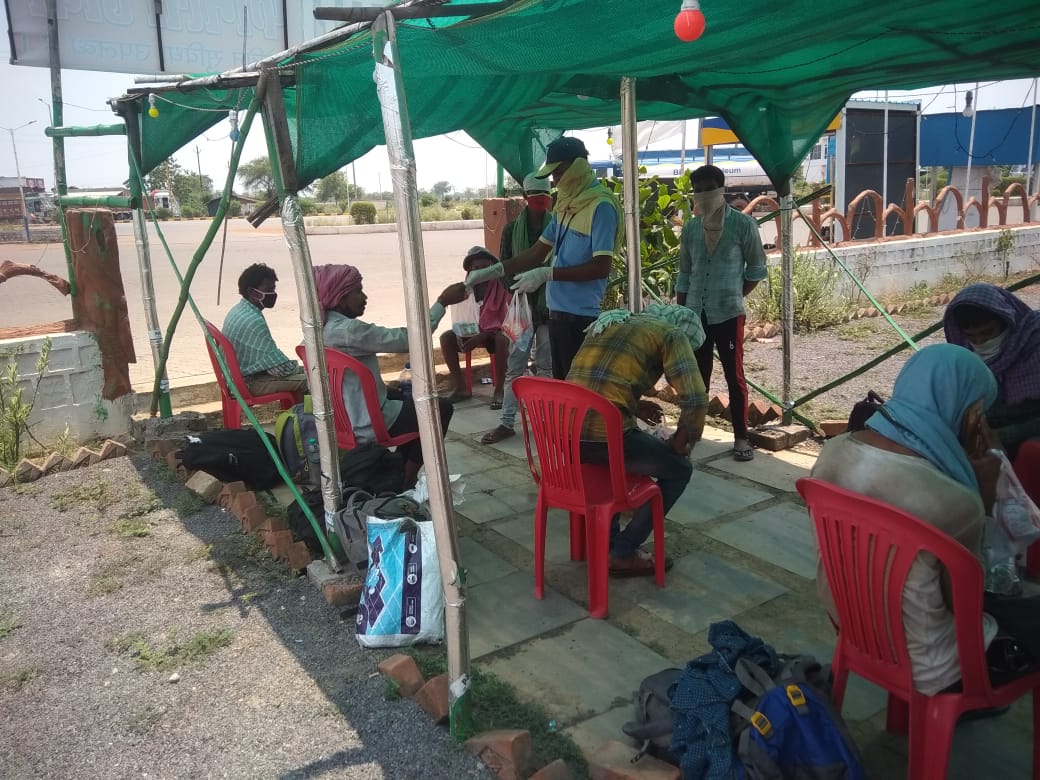 bpcretraipur's tweet photo. Migrant labours moving from Maharashtra to Odisha being served with Food packets, water etc ...at our OSTS BP- Rasni on NH-06 by following Social distancing norms @BPCLimited @rakeshsinhabpc @AbhijitPanari https://t.co/i6jSJfV6je