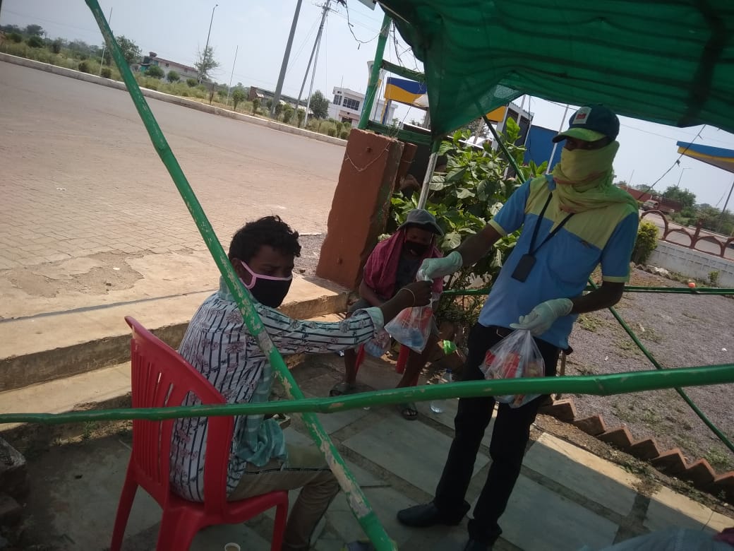 bpcretraipur's tweet photo. Migrant labours moving from Maharashtra to Odisha being served with Food packets, water etc ...at our OSTS BP- Rasni on NH-06 by following Social distancing norms @BPCLimited @rakeshsinhabpc @AbhijitPanari https://t.co/i6jSJfV6je