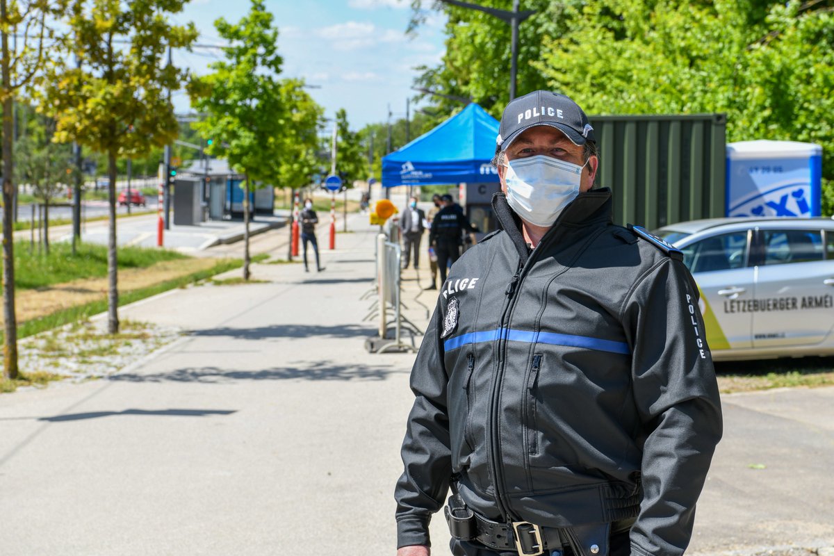 PoliceLux's tweet photo. Dans le contexte des mesures mises en place par le gouvernement afin de protéger la population du coronavirus Covid-19, la Police soutient l’@ArmyLuxembourg lors de la distribution des masques. 

#PasSansMonMasque #NetOuniMengMask #EnsemblePourVous https://t.co/99OtC0MHvh