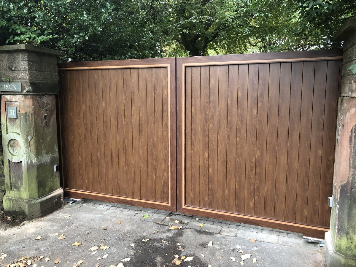 AligatesU's tweet photo. This attractive pair of Aluminium swing gates are actually hung in reverse. The customer wanted an inlayed Wood effect. so what you are actually seeing is usually the inside face. This effect was achieved using vertical Kwilla Woodgrain planks with a light Oak infill. https://t.co/rrZ2404nfX