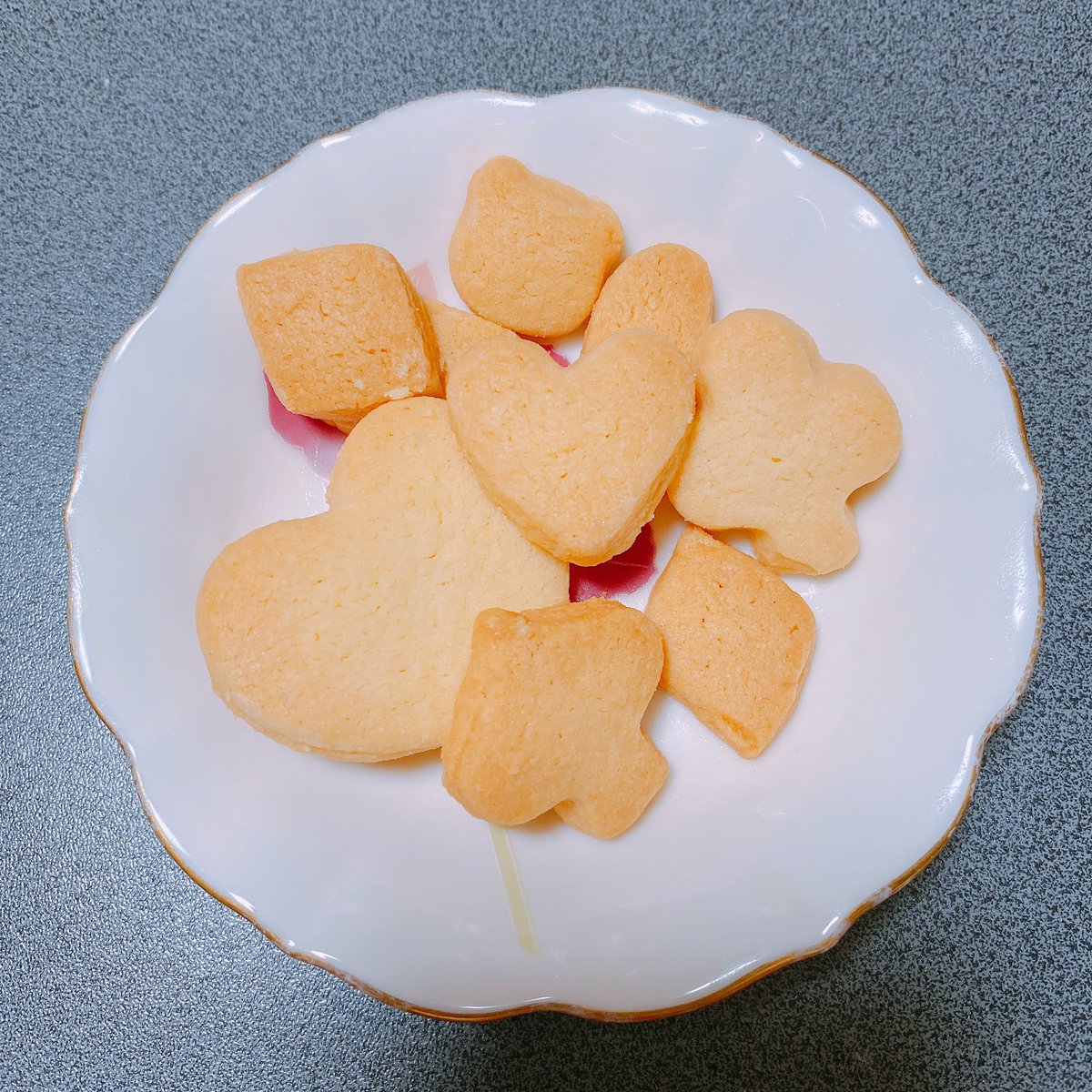 白河 みずな お菓子作り第3弾 アーモンドプードルを手に入れた のでプードルクッキーを作ってみました 型抜き苦手すぎて1時間くらいかかりました 途中からお母さんに手伝ってもらったら5倍速くらいになって あっという間に終わった T Co