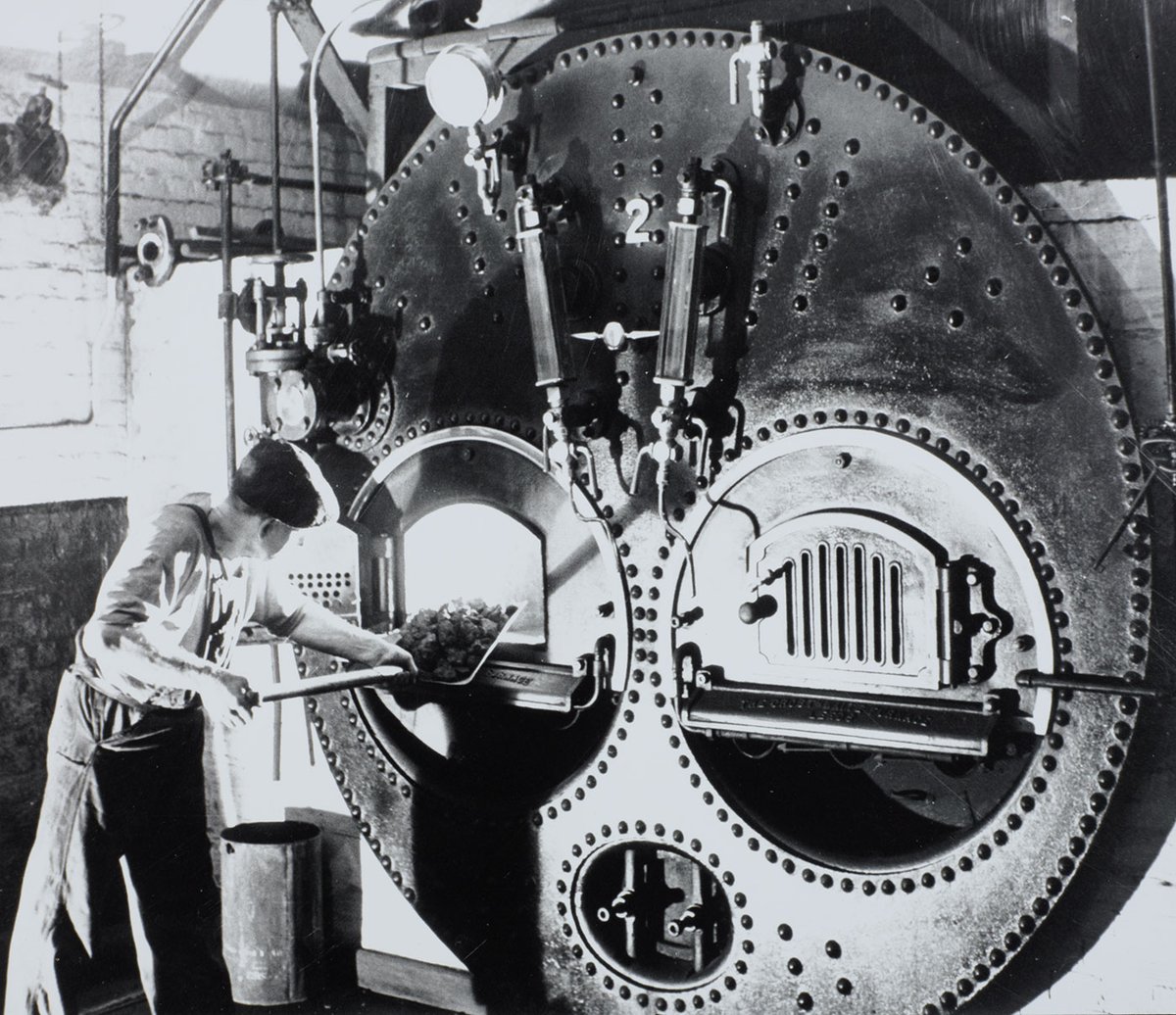 TowerBridge's tweet photo. When Tower Bridge was first built in 1894, London was an extremely busy trading port. In its first year of operation, the then steam-powered bascules were raised more than 6,000 times.

#ClimateMW #MuseumWeek #MuseumWeek2020 https://t.co/01gIWH0d6q