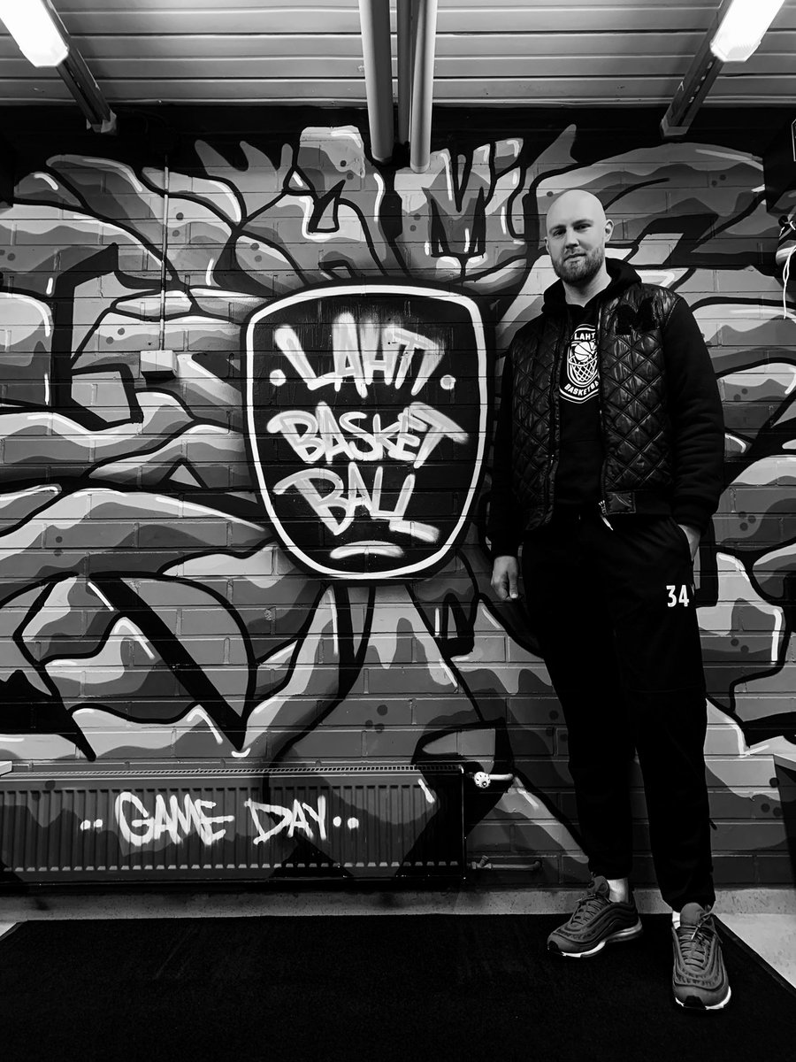 lahtibasketball's tweet photo. Henri Ventoniemi @Ventoniemi kävi tänään tutustumassa uuteen kotihalliin. 

Lahti Basketball kausikortit myy @lippu_fi 

#lahtibasketball
#korisliiga https://t.co/llF2PpKZCR