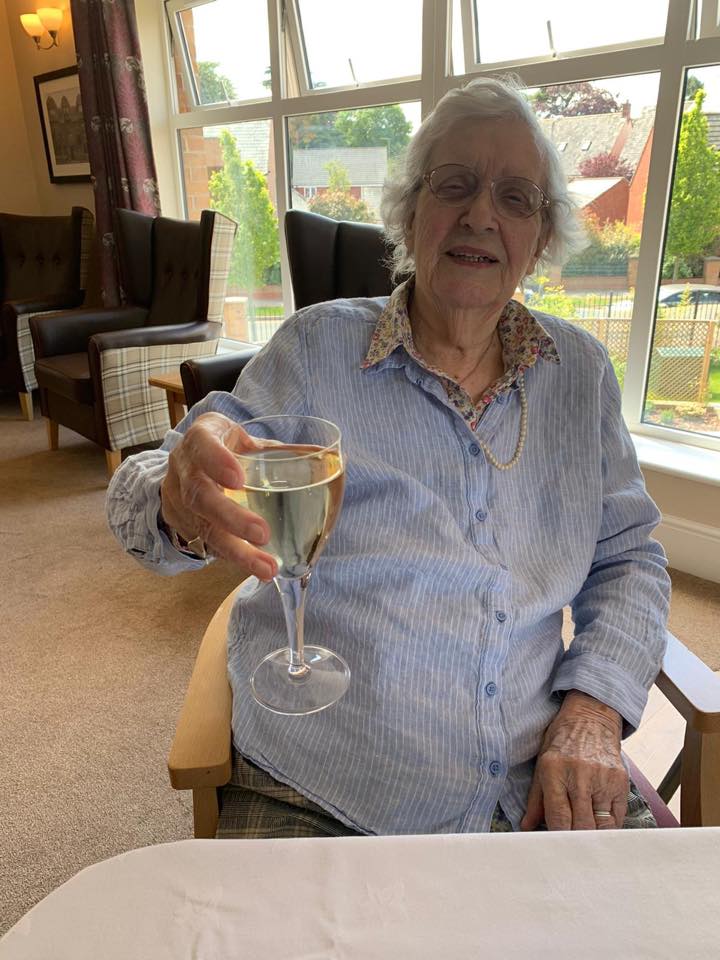 TimkenGrange's tweet photo. Crazy golf, a scrummy Italian trolley and a glass of wine to finish off the day yesterday! ☺️ https://t.co/14XxLsGQpu