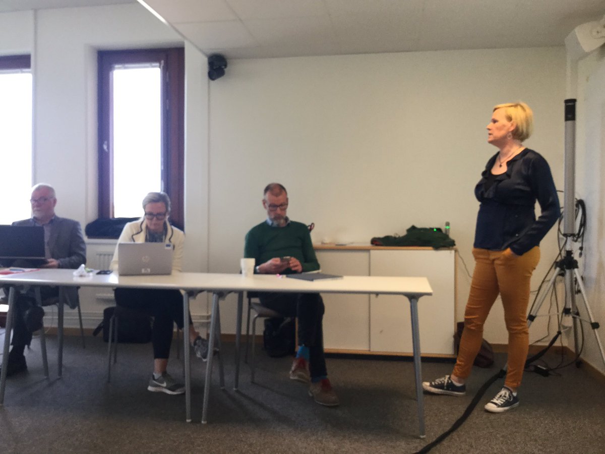 Imponerad av den samverkan <a href="/KAU/">Karlstads universitet</a> har med regionen. Idag är Monica Evermark, RUC-ansvarig, och jag på Värmlandregionens skolchefsmöte. Pratar bla om rekrytering till lärcenter och om hur vi kan utveckla distansundervisningen.