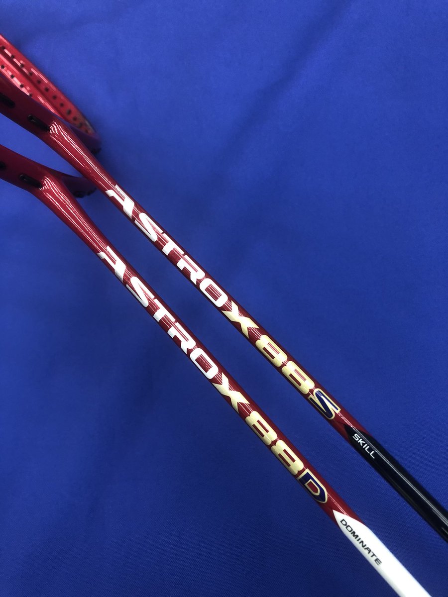 p_yokohama_tb's tweet photo. 人気のアストロクス88シリーズに新色が登場です。
オフホワイト×レッド。
コントロールしやすい88S
パワーの88D
世界同時発売です。
フレームの配送出来ます。
詳しくはお電話にてお問い合わせ下さい。
045-440-0700
#ヨネックス
#バドミントン
#AX88S
#AX88D
#ときわスポーツ
#パシオン
#横浜 https://t.co/6KvjZAL1Ky