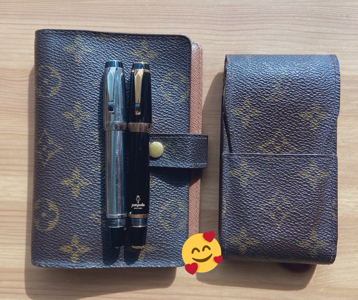penspedia's tweet image. 🖋Louis Vuitton &amp;amp; Montblanc!✒️
Montblanc Boheme Fountain Pens 🖋 
Louis Vuitton Monogram Agenda 📝 
Louis Vuitton Cigarette Case 🚬 

✒️ ☆꧁༒☬Penspedia☬༒꧂☆ 🖋

📸&amp;amp;©: @penspedia 

#agendas #leatherworks #officeclock #leatherhandmade #louisvuittonfans #louisvuitton