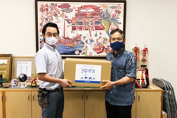 om39_21's tweet photo. マスクの寄付を行いました。
5/15　沖縄県立首里高等学校様　6,000枚
https://t.co/tHvLT0ke6y
#沖マス　#マスク　#沖縄　#マスク寄付　#首里高 https://t.co/9frNyZ2Drh