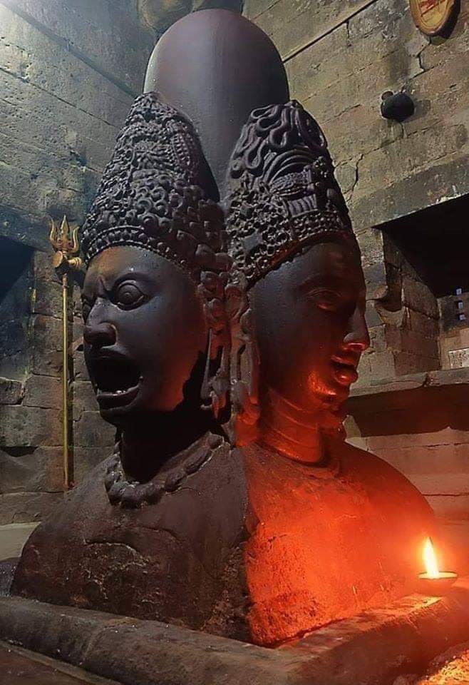 An extremely rare manifestiation of Shiva via a 4 headed Shivalinga at Chaumukh Nath Temple, Bundelkhand. The left face represents Vish Grahan Roop while the right face represents the Parinay Shaant roop. The temple is believed to be from the 5th century AD.
#SanatanDharma