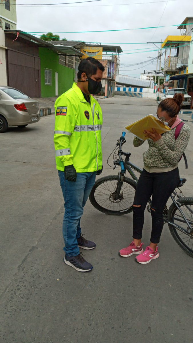 PoliciaEcuador's tweet photo. Realizamos operativos de control en diferentes sectores del #DistManta con el fin de hacer respetar el #ToqueDeQueda por la emergencia sanitaria. Resultados: 5 vehículos y  5 motos retenidas; 19 personas sancionadas #Manabí https://t.co/bVC6UzA9vN
