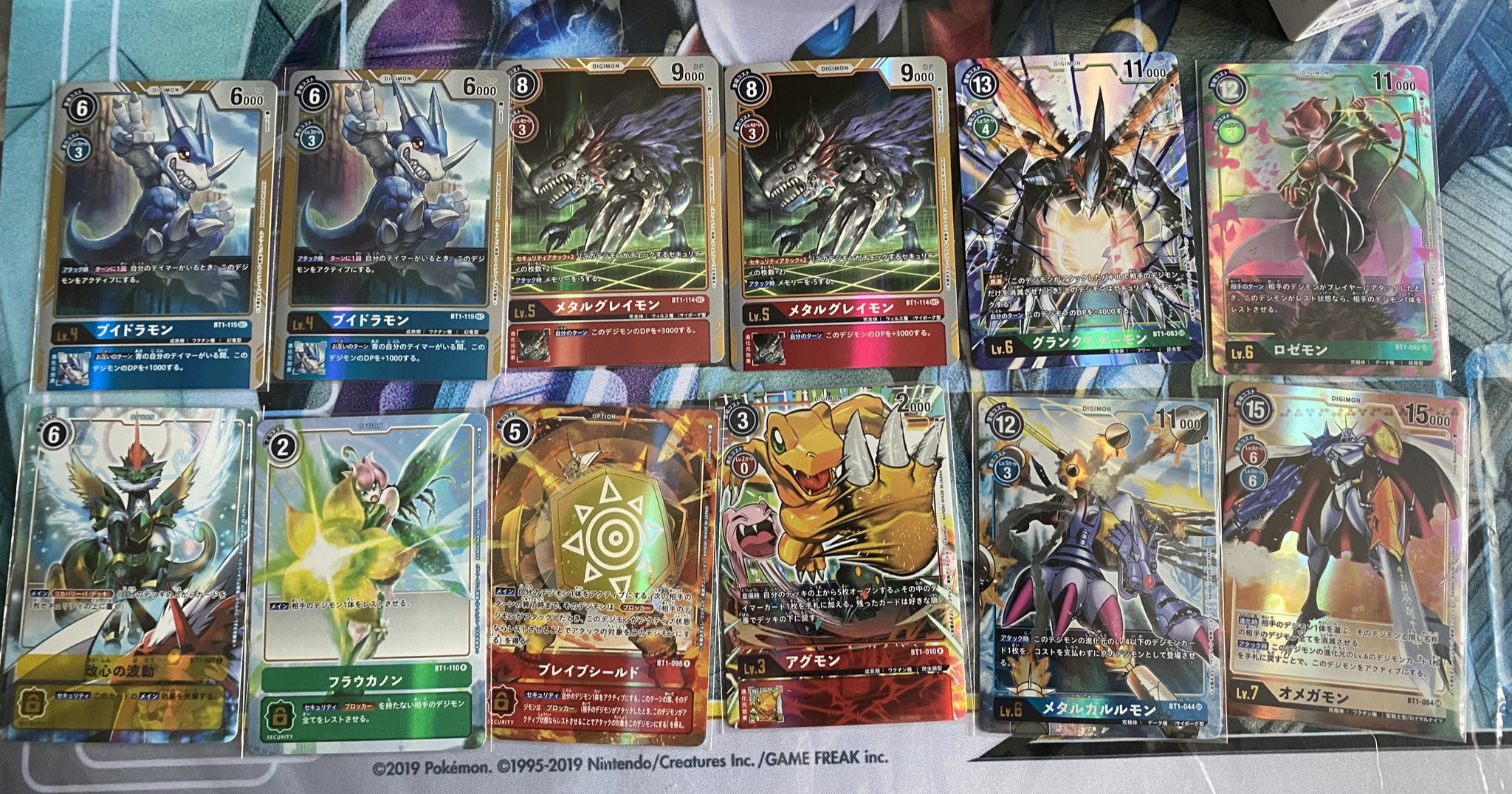 デジモンカードゲーム速報02 ブースターパック第1弾 New Evolution の封入率ですが 1カートンに確定でシークレット各2枚づつ入っています Srは確定で3枚づつ入って居ます なので Sr36枚 パラレル8枚 シークレット4枚 が確定枚数となります