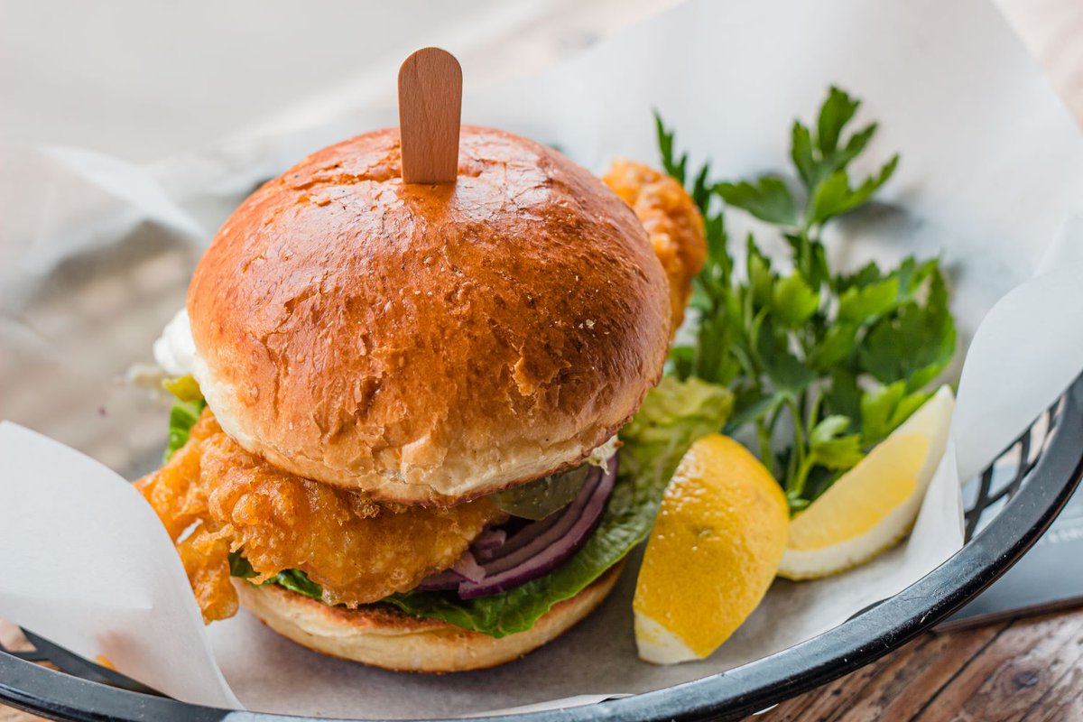 sutton_and_sons's tweet photo. In a fish burger kind of mood today π
#codburger #takeaway #deliveroo https://t.co/4F3ElMRjqQ