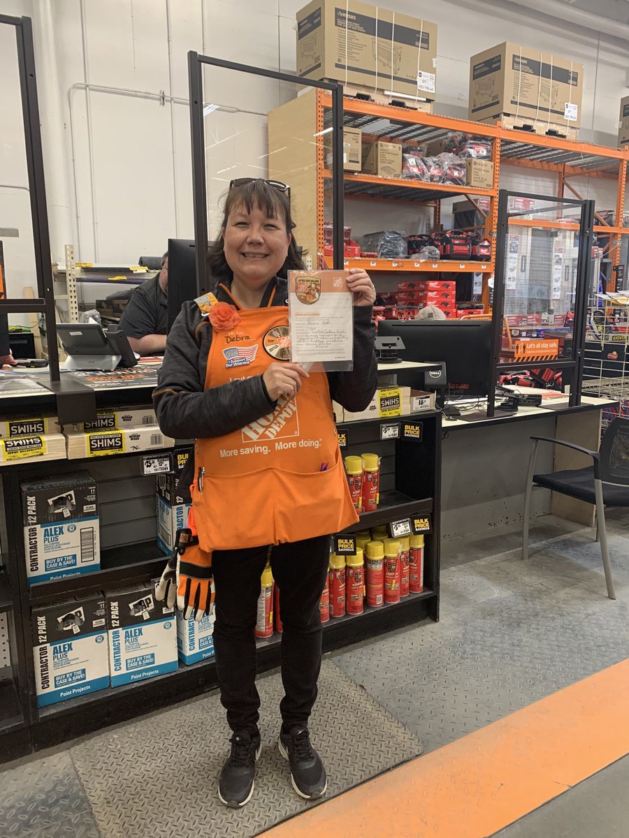 OlivasSherrie's tweet photo. Debra being recognized 👋 for her outstanding performance with curbside delivery, service desk, returns and cart pulling. Debra jumps in and handles it wherever she sees a need. Best thing is her positive attitude and beautiful smile she greets every customer with❤️Thank you😊 https://t.co/2A9GDPQTlx