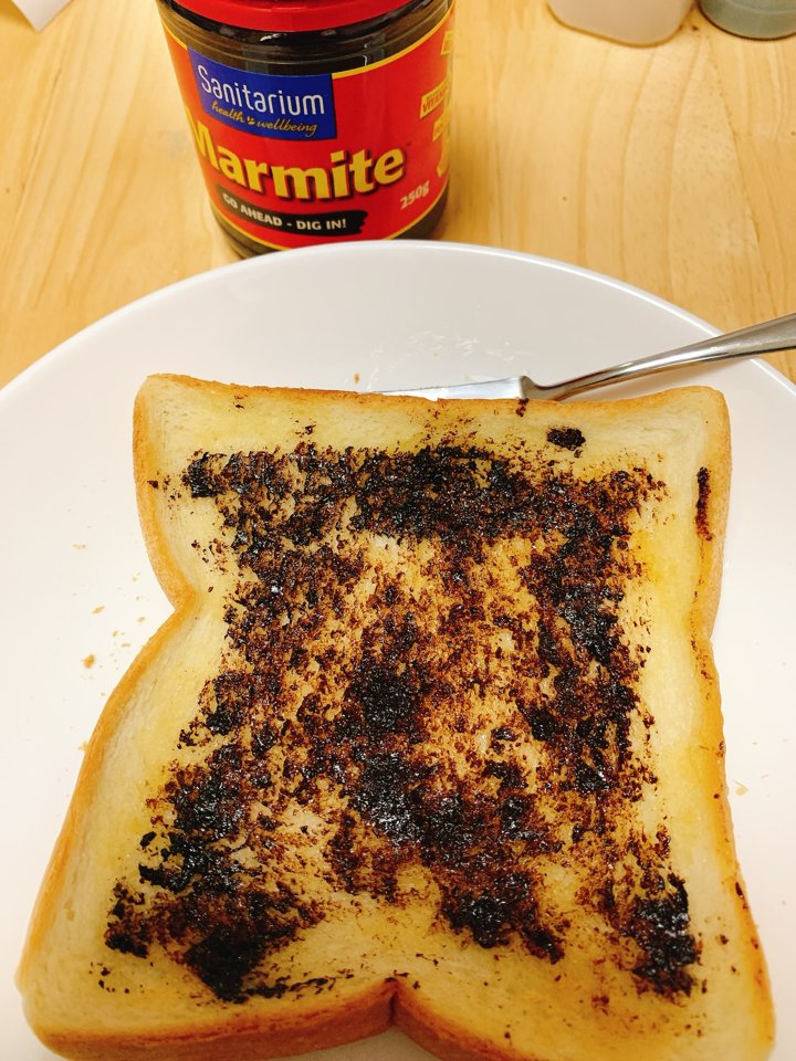 サジ On Twitter マーマイトはね バター塗ったトーストにうすーく塗ったら普通に食べれるよ ただ瓶の蓋を開けた時のにおいの主張が強い キョーレオピンがわかるなら それに似てる感じ