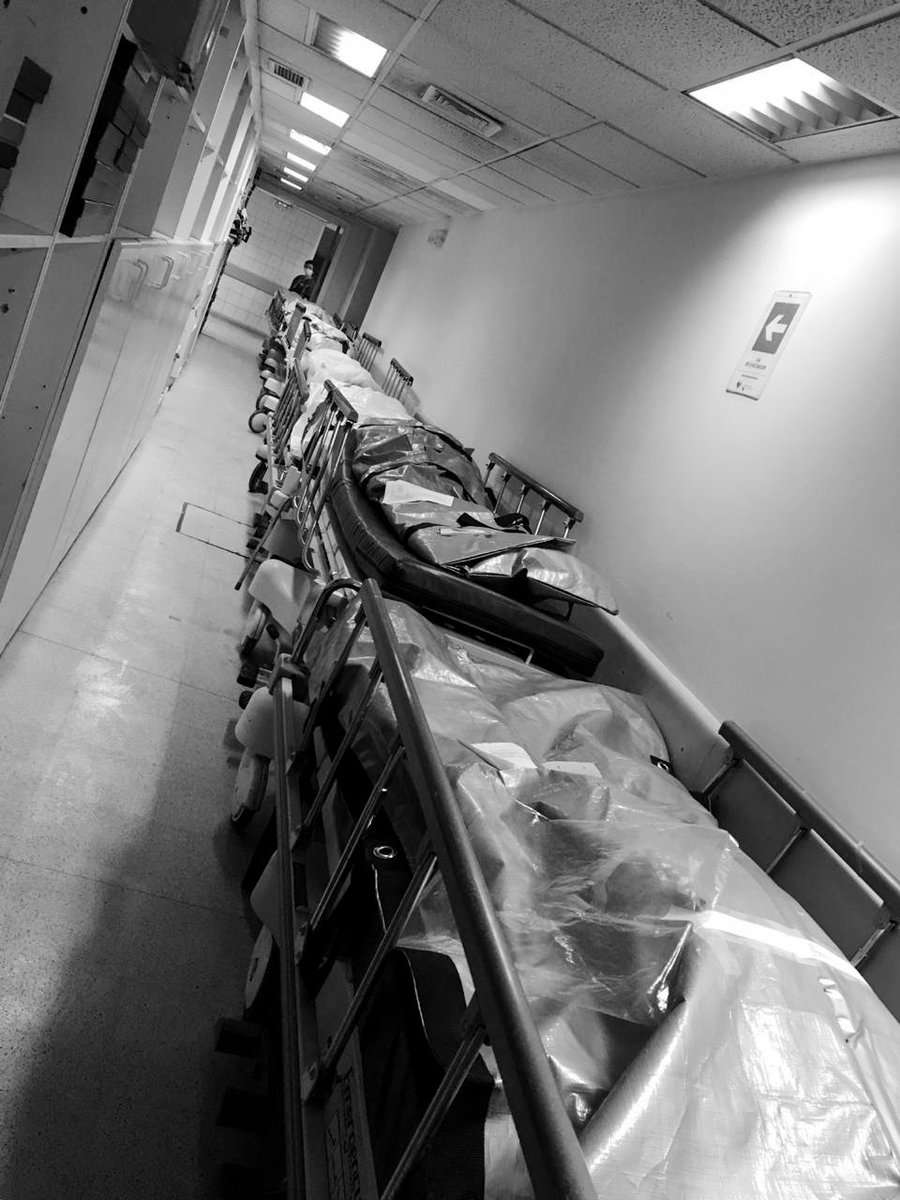 josemdelpino's tweet image. 🛑| ✅ Chequeo: Fotos SI son del Hospital San José pero, i) Refleja un “atasco en el retiro de cuerpos y que se superó capacidad de unidad de Anatomía Patológica” y; ii) no todos los cuerpos son Covid19 positivos ni de hoy.  (❗️| 📸 Sensible B/N a propósito.) i