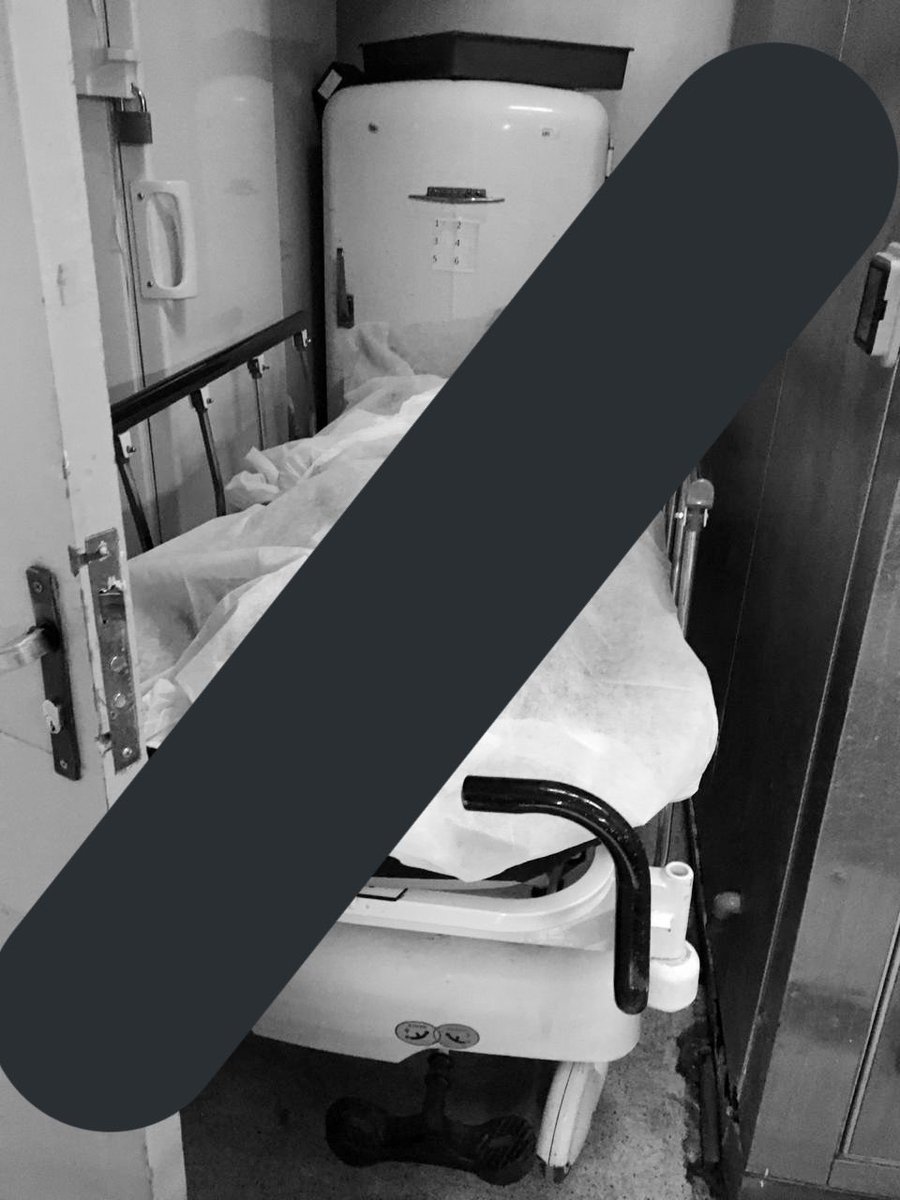 josemdelpino's tweet image. 🛑| ✅ Chequeo: Fotos SI son del Hospital San José pero, i) Refleja un “atasco en el retiro de cuerpos y que se superó capacidad de unidad de Anatomía Patológica” y; ii) no todos los cuerpos son Covid19 positivos ni de hoy.  (❗️| 📸 Sensible B/N a propósito.) i