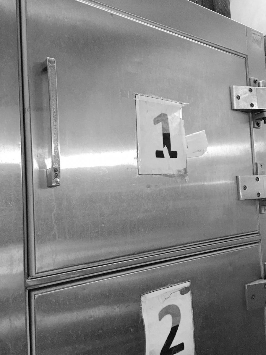 josemdelpino's tweet image. 🛑| ✅ Chequeo: Fotos SI son del Hospital San José pero, i) Refleja un “atasco en el retiro de cuerpos y que se superó capacidad de unidad de Anatomía Patológica” y; ii) no todos los cuerpos son Covid19 positivos ni de hoy.  (❗️| 📸 Sensible B/N a propósito.) i