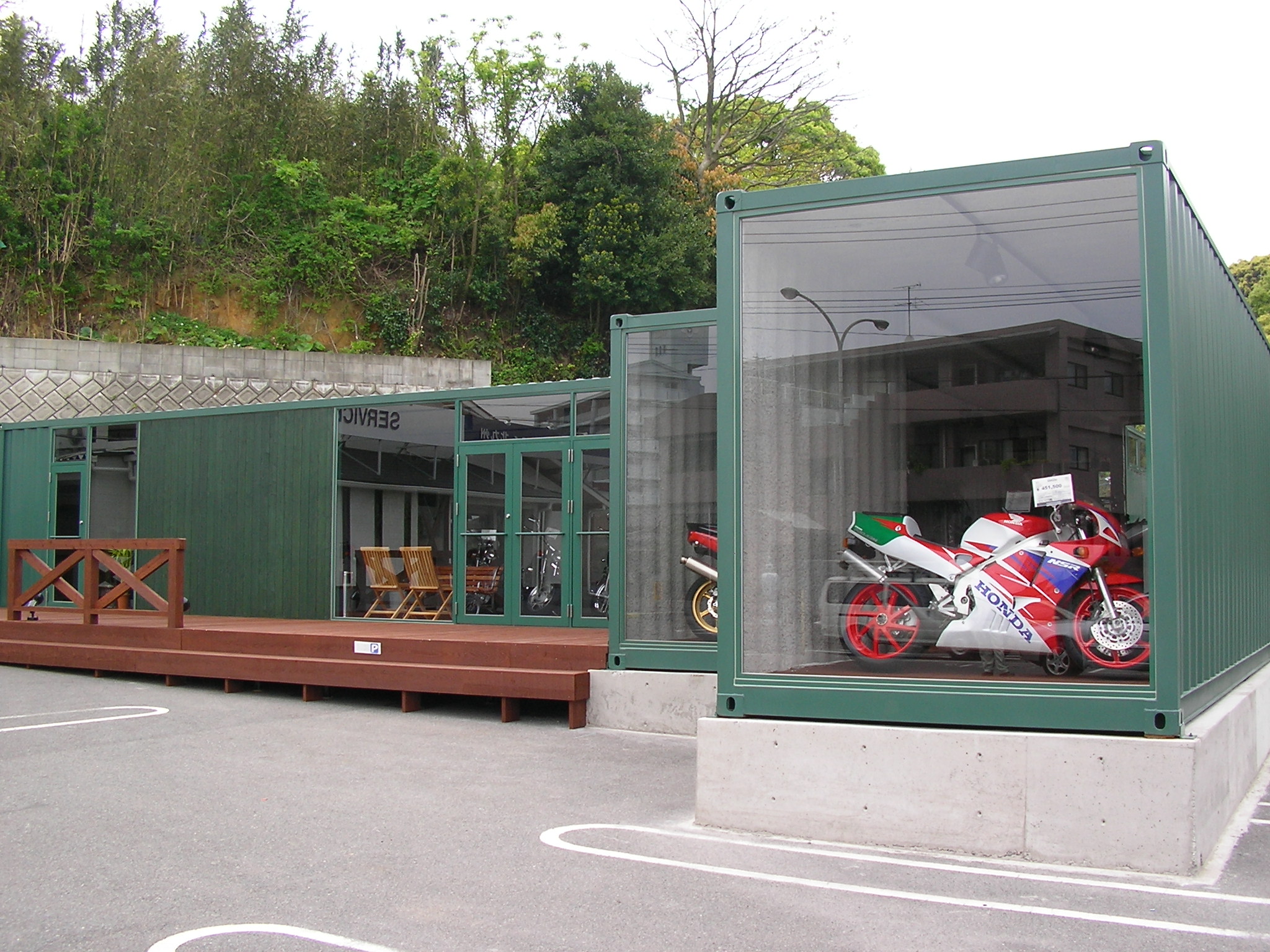 あなたの町のコンテナ屋さん 次もバイク繋がり こちらは福岡県北九州市のバイクショップ バイクがショーケースに並んでいるみたいで カッコイイ コンテナは防犯性も高くガレージとしての利用もできます コンテナ コンテナショップ バイク バイク