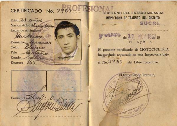 nicolasgodoy85's tweet photo. @BettsimarDiaz Caracas, 1951. Certificado de motociclista de Simón Díaz, en Petare.  Favor nótese la firma del Maestro https://t.co/nHa9NRTg1f