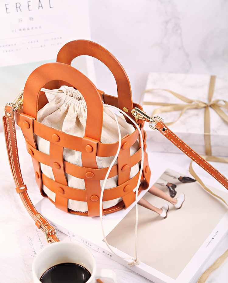 bagshersale5's tweet photo. 2020 Hot Original Handmade Retro Niche Leather Crossbody Bucket Bag
https://t.co/ugmoWqAbDR https://t.co/zpojm54iza