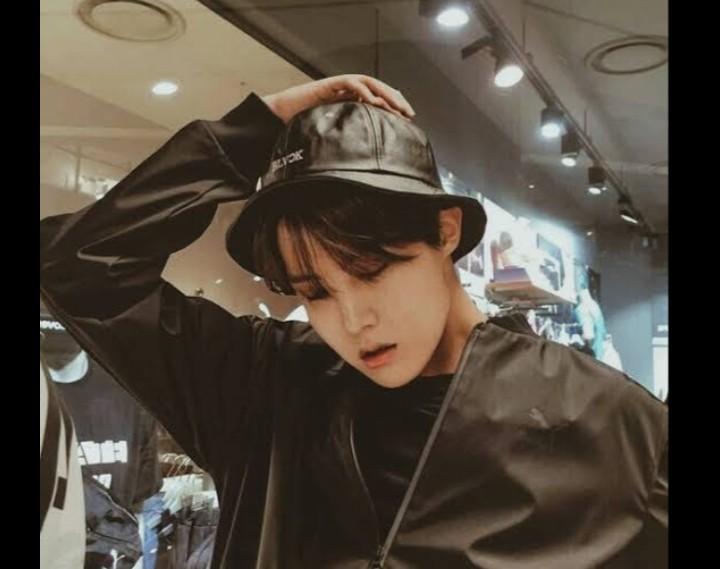 lunshila's tweet photo. Now come here! Who said Hobi is ugly! I will smack your faceu👉🏽👈🏽

  #respectkpop #wesupportkpop #saynototrollkpop https://t.co/gqqfnEaL5V