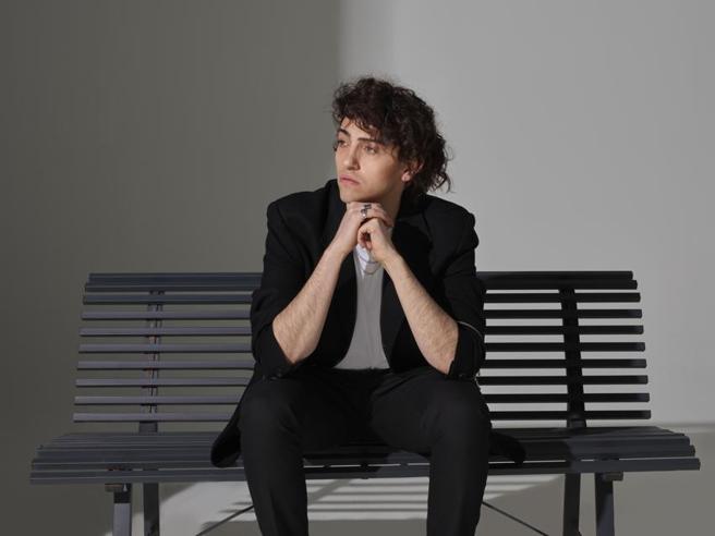 Michele Bravi torna dopo l’incidente: « Ho provato il dolore totale, cerco di uscire da... csera.it/4ad1c093Bk