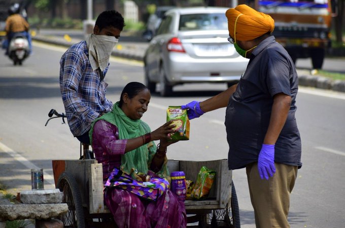 To help the homeless and other vulnerable groups, #CoronaWarriors in Chandigarh distributed food &amp; other essential items to people. 

An act of kindness will go a long way in helping us and others survive these tough times.

#CitiesFightCorona