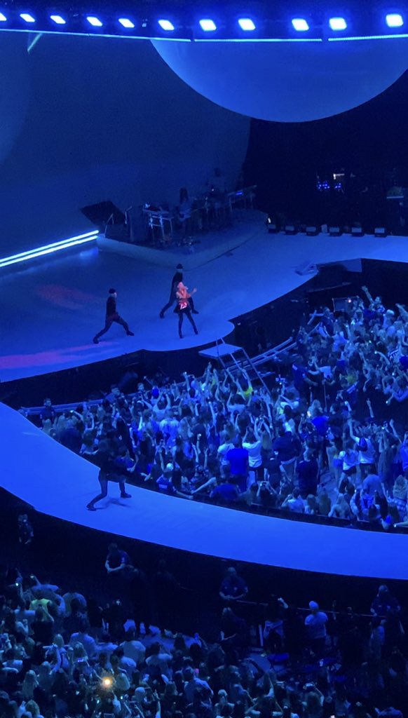 _dannanavarro05's tweet photo. it’s been one year since my swt date and i miss her and the tour v much 🥺 still surreal to me that i got to see my idol live, truly a day i’ll never forget 5/14/19 🤍 #swtphoenix https://t.co/jzlQ1LNbLa