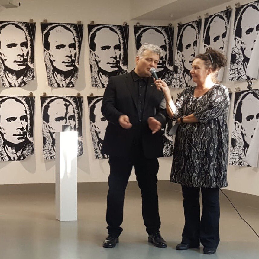 AtelierAlteBro1's tweet photo. Heute wäre die abgesagte #ausstellung in der #cubuskunsthalle eröffnet worden. Hier ein Foto von der #Vernissage im letzten Jahr. #duisburg #duisburgbeeck #ruhrgebiet #kunst #corona #cyrusoverbeck #maximariaplatz #bleibtgesund Wir sehen Sie uns im nächsten Jahr! https://t.co/xPOEfZGL5K