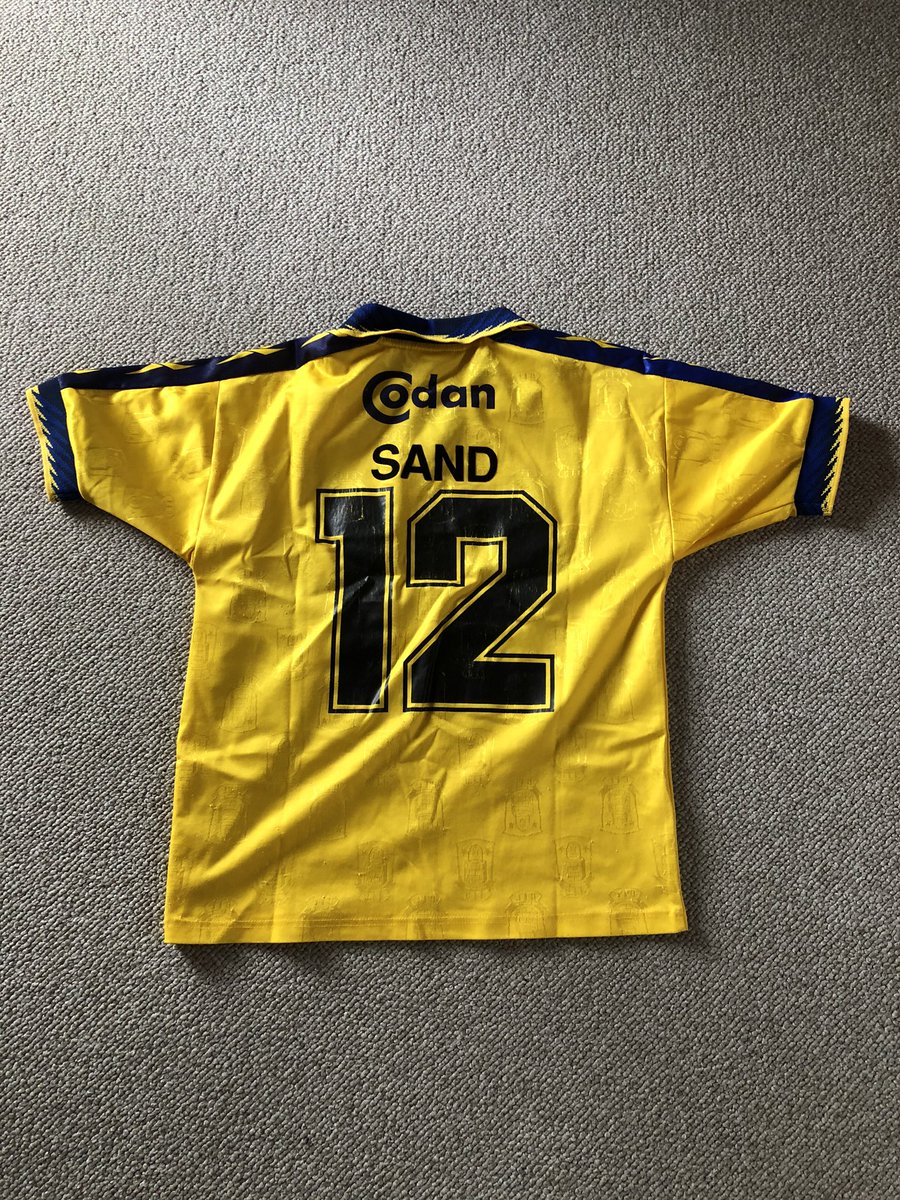 BredvigLarsen's tweet photo. Nu varer det ikke mange år før sønnike endelig kan passe disse legendariske trøjer 😍 #bif #brøndbyif #Barca #fcbarcelona #bohansen #ebbesand #ronaldo #denrigtigeronaldo https://t.co/mhvmwiBZGH