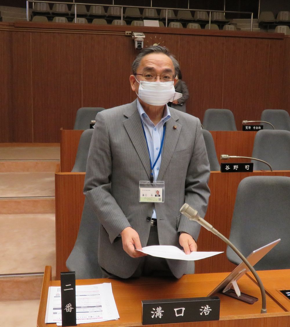 h_miz0's tweet photo. 泉大津市議会第1回臨時議会が開催され、出席しました。議会議案第3号議会の議員報酬の特例に関する条例の一部改正の件で公明党より提案した６月分の議員歳費の50％削減案を12名の議員提案者を代表して説明しました。全会一致で可決しました。 https://t.co/ts6XxVTsFi