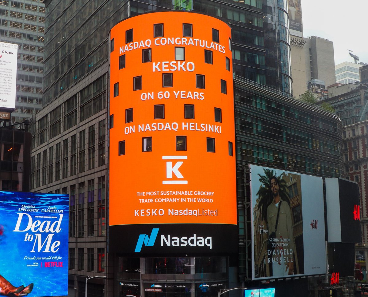 kryhma's tweet photo. Tänään Keskolle tulee täyteen 60 vuotta listattuna yhtiönä. Times Squarellakin muistetaan meitä 🎉📈🧡 #pörssi https://t.co/tVJvGIP0uG