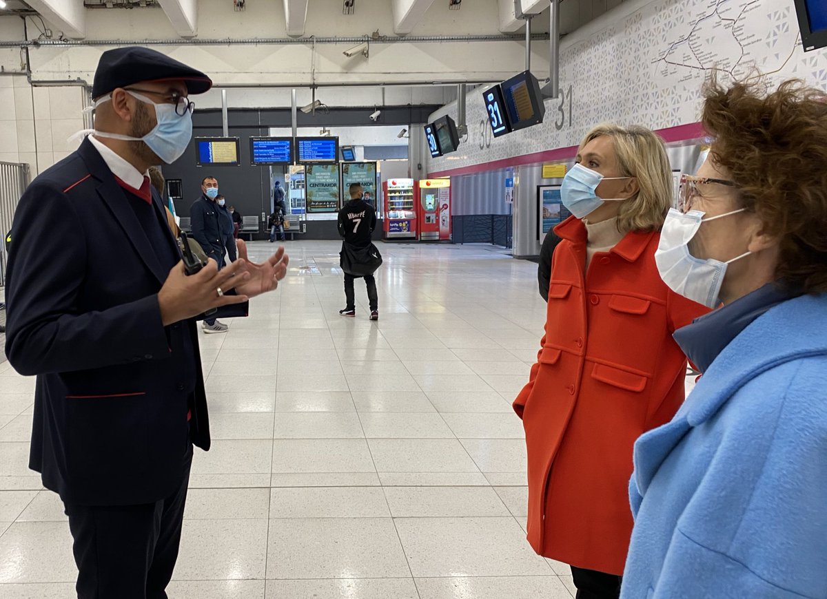 SCharles_SNCF's tweet photo. J’ai également profité de ce moment pour aller à la rencontre des agents #Transilien, avec les Directrices des Lignes @LigneH_SNCF, @LigneK_SNCF et @RERB, qui chaque jour font le maximum pour vous. L’occasion de saluer leur engagement et leur professionnalisme #déconfinement 2/2 https://t.co/MIHl2fyjTf