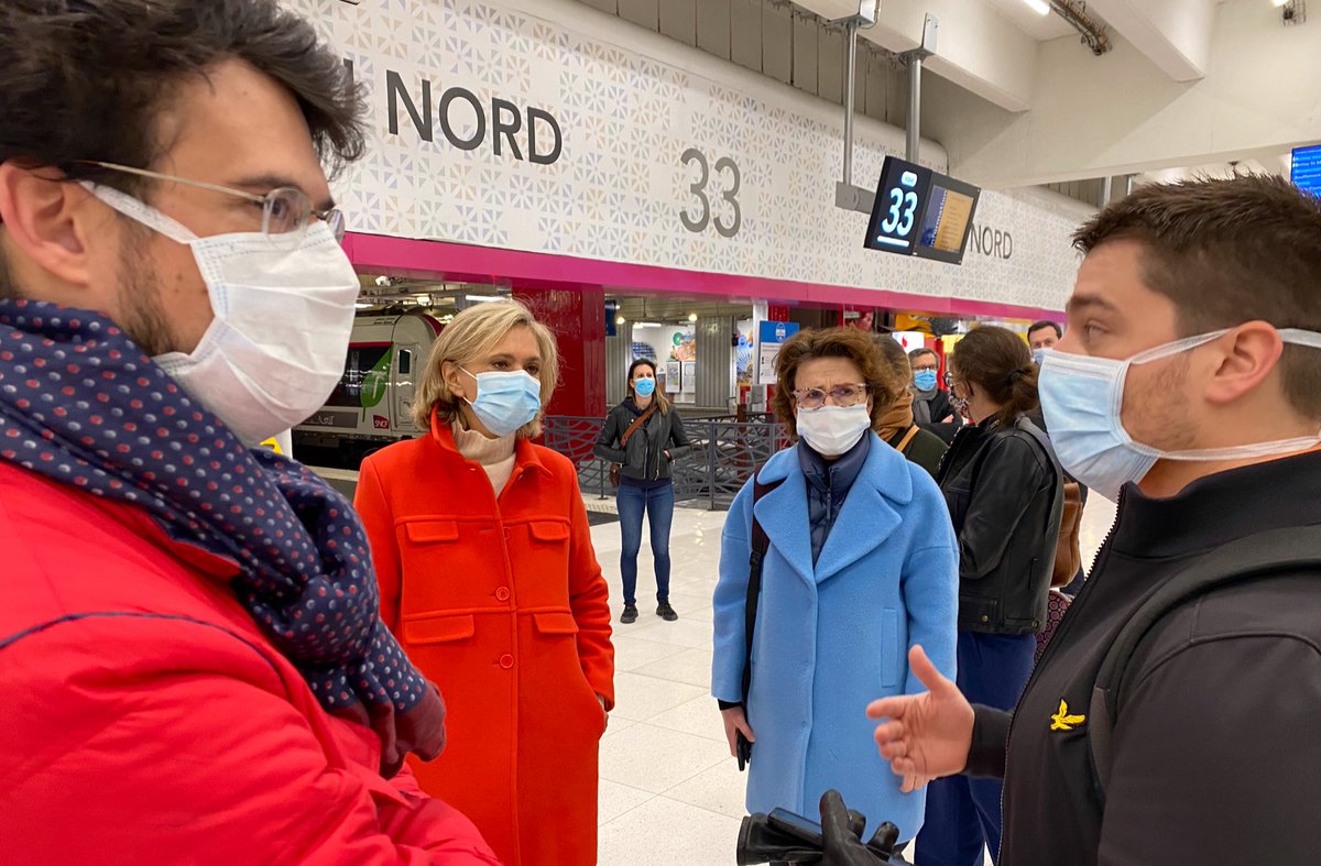 J’ai également profité de ce moment pour aller à la rencontre des agents #Transilien, avec les Directrices des Lignes <a href="/LigneH_SNCF/">Ligne H</a>, <a href="/LigneK_SNCF/">Ligne K</a> et <a href="/RERB/">RER B</a>, qui chaque jour font le maximum pour vous. L’occasion de saluer leur engagement et leur professionnalisme #déconfinement 2/2