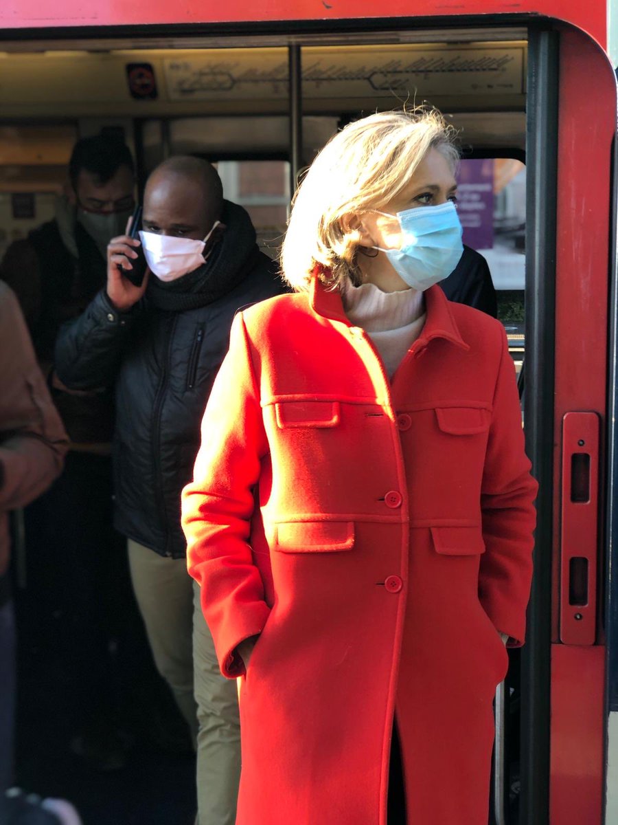 vpecresse's tweet photo. À la Gare du Nord à 6h puis sur le RER B #LaCourneuve. Gestion des flux vigilante par ⁦@Actu_Transilien⁩ ⁦@GroupeSNCF⁩. Beaucoup de renforts de police indispensables compte tenu de la charge à l’ouverture. La Croix-Rouge aide en distribuant des masques. Merci à tous! https://t.co/DXelP8s76C