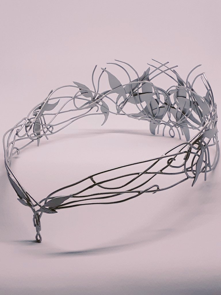 CandaceArtist's tweet photo. #EarlyBiz #wippic for the #circlet of #Galadriel, silver leaf edition. Eventually, pic #1 will look like pic #2! https://t.co/Nd5FVxOvTl #weddingstyle #weddingseason #lotr #SmallBiz #shopindie #headpiece https://t.co/SVpxhxbtX4
