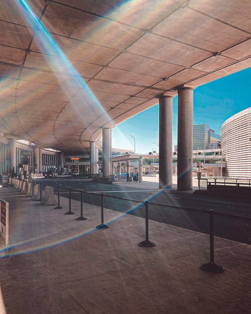 40deuce's tweet photo. With all the humans gone, the light rays started to show up in areas they haven't been seen in for years
OR
"Scenes from an empty airport 4" ---
2020 #dailypic #photochallenge: 135/366
#366photochallenge theme of the day: Light #DNDphotoaday
#photochall… https://t.co/t19dlI7YaD https://t.co/W3Soh7gmVY