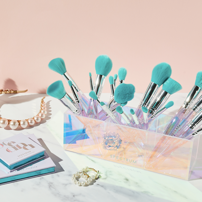 Spectrumbrushes's tweet photo. Happy Friday darlings ✨🙌🏽 starting the weekend dreaming over the most lust-worthy #vanityspace 😍
Get organising your dreamy Oceana brushes this weekend babes with our matching Oceana 3 part acrylic storage 🐠💜
https://t.co/OjXuetkiRS https://t.co/Ki7OgeSX3o