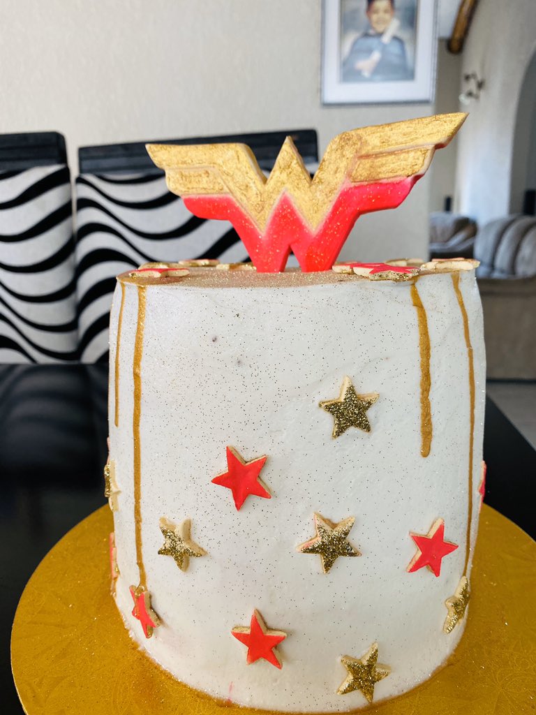 IncrediblesEats's tweet photo. WWπ¦ΈββοΈ
#WonderWoman
#WonderWomanCake
#ChocolateSpongeCake
#Buttercreamicing
#PinkAndGold
#RolkemColors
#Caketime https://t.co/rzYe3x5jgj