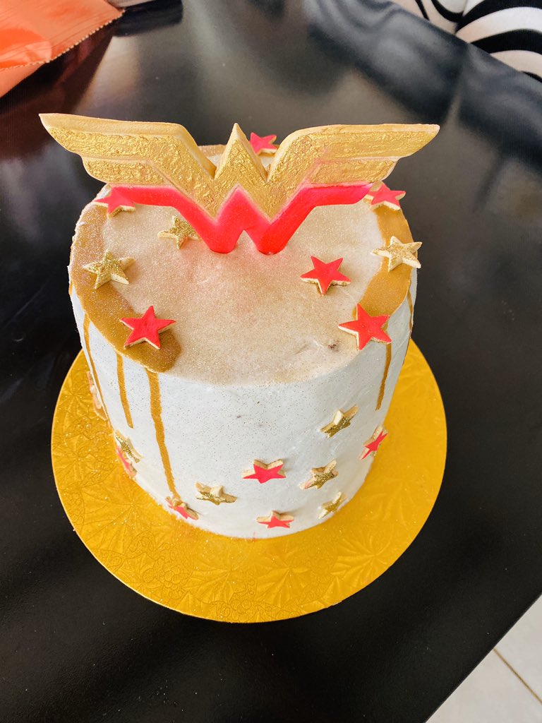 IncrediblesEats's tweet photo. WWπ¦ΈββοΈ
#WonderWoman
#WonderWomanCake
#ChocolateSpongeCake
#Buttercreamicing
#PinkAndGold
#RolkemColors
#Caketime https://t.co/rzYe3x5jgj