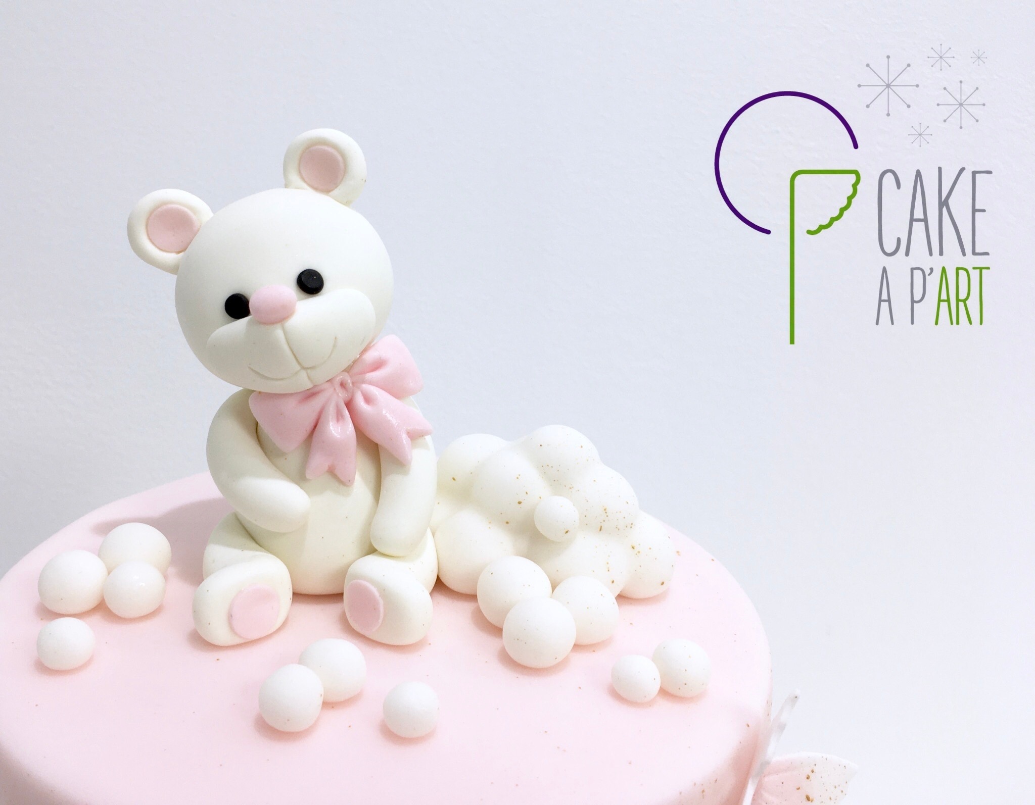 Cake A P Art Gateau Anniversaire Personnalise Ourson Blanc Papillons Fleurs Eclats Dores Cakedesign Mariage Wedding Weddingcake Piecemontee Gateau Anniversaire Dessert Personnalise Evenementiel Perpignan Pateasucre