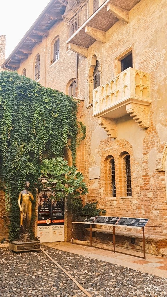 HELENLANGLEY3's tweet photo. Day 126 #photographychallenge #365photographychallenge #julietsbalcony #verona #italia #italy #sharingthelove ❤ to you all #FridayFeeling #love #peace #hope #calm #positivevibes #italian #architecture #coloursofItaly #RomeoAndJuliet #shakespeare #williamshakespeare https://t.co/LY3CWlggTr