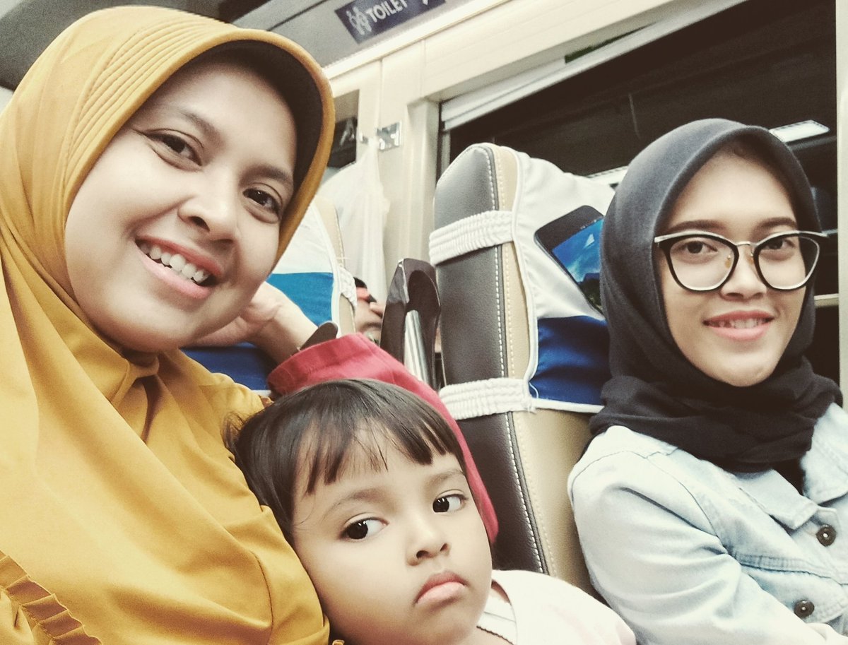 Perjalanan naik KA sebelum pandemi adlh dr St. Lamongan ke St. Pasar Senen dngn kereta Kertajaya Eko Prem. Perjalanan pertama si kecil Aisyah naik KA jarak jauh ini &amp; she so excited. Next kita ke Bandung yaaa Nak setelah pendemi ini selesai. #KAIThrowbackPhotoChallenge <a href="/KAI121/">Kereta Api Indonesia</a>