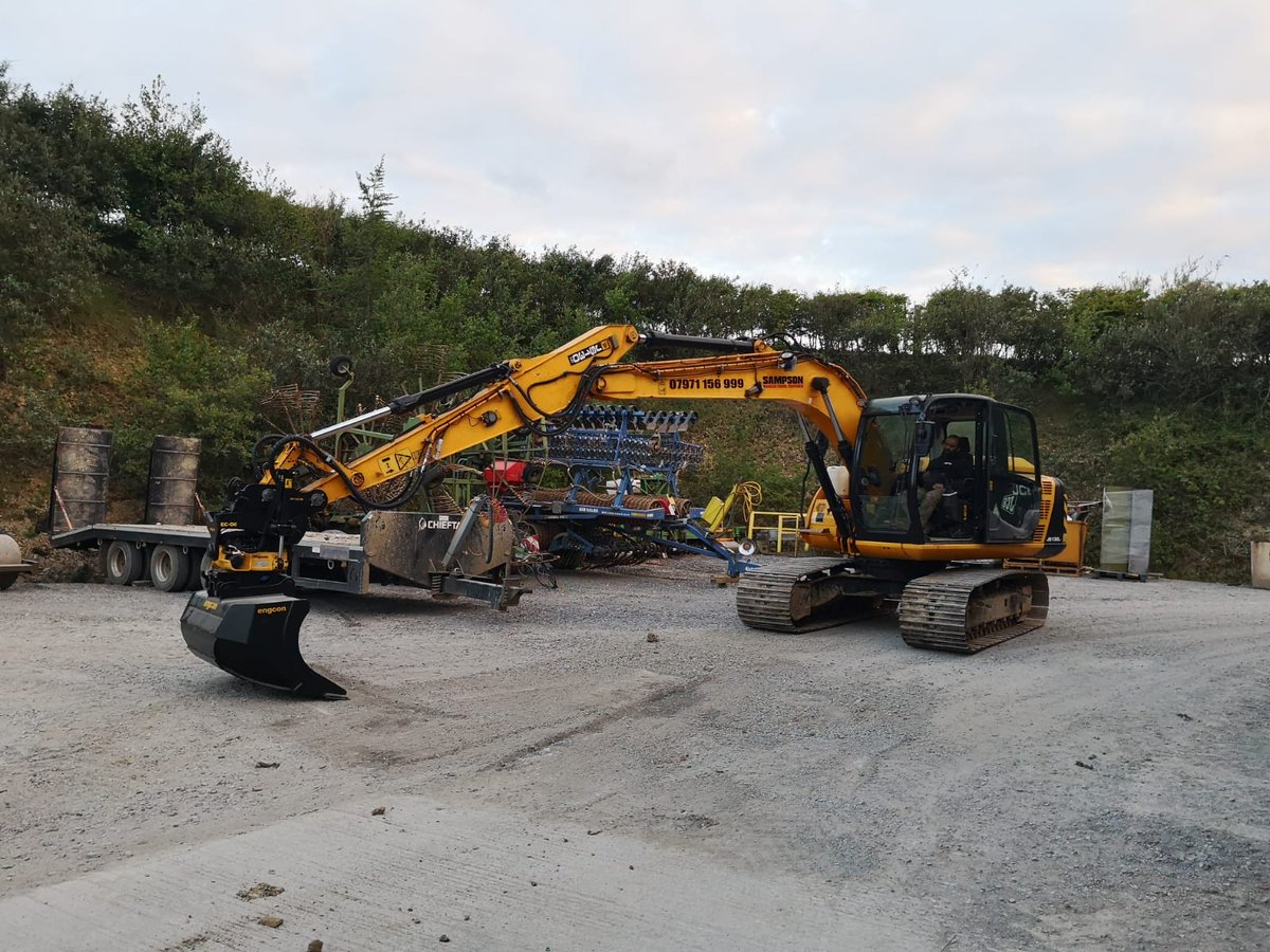 engcon_uk's tweet photo. Another new EC214 fitted to this @JCBmachines JS130 for customer Sampson agricultural services in Devon on behalf of @ExacOneUK. Comes with engcon grading and digging buckets. 😎👍🇬🇧🇸🇪 #Engcon #EC214 #Tiltrotator #DC2 #MIG2 #ECOil #JCB #JS130 https://t.co/q8yjBs38j6