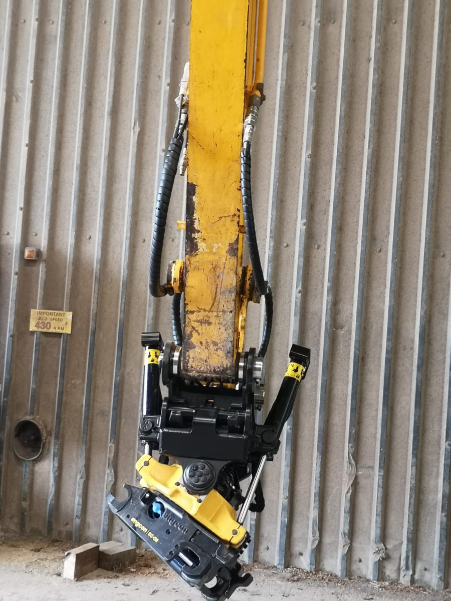 engcon_uk's tweet photo. Another new EC214 fitted to this @JCBmachines JS130 for customer Sampson agricultural services in Devon on behalf of @ExacOneUK. Comes with engcon grading and digging buckets. 😎👍🇬🇧🇸🇪 #Engcon #EC214 #Tiltrotator #DC2 #MIG2 #ECOil #JCB #JS130 https://t.co/q8yjBs38j6