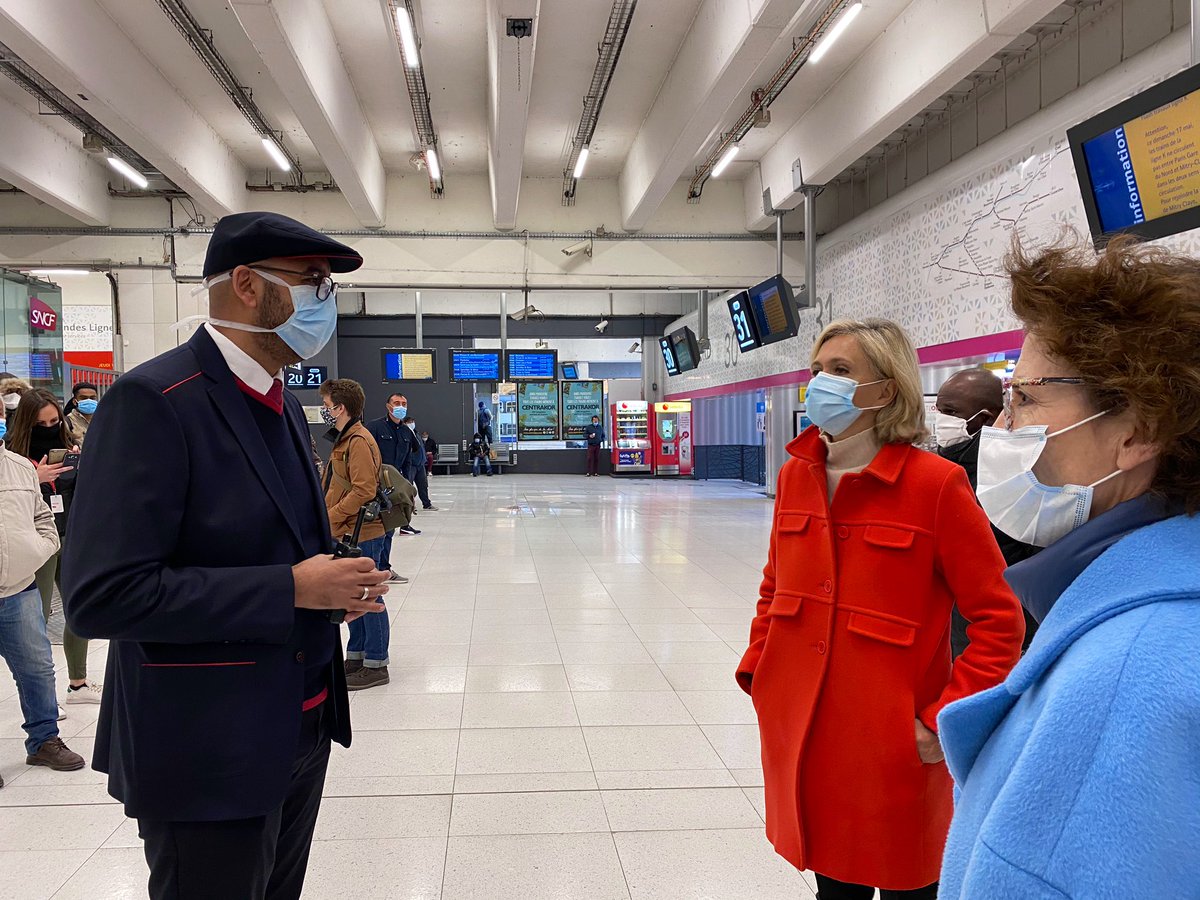 Actu_Transilien's tweet photo. Visite de Gare du Nord ce matin pour @SCharles_SNCF et @vpecresse. Échanges sur l’adaptation des plans de transport et le respect des consignes sanitaires, puis déplacement en Gare de La Courneuve @RERB pour découvrir les aménagements mis en place par les équipes #Transilien https://t.co/LC3sKcGQoo